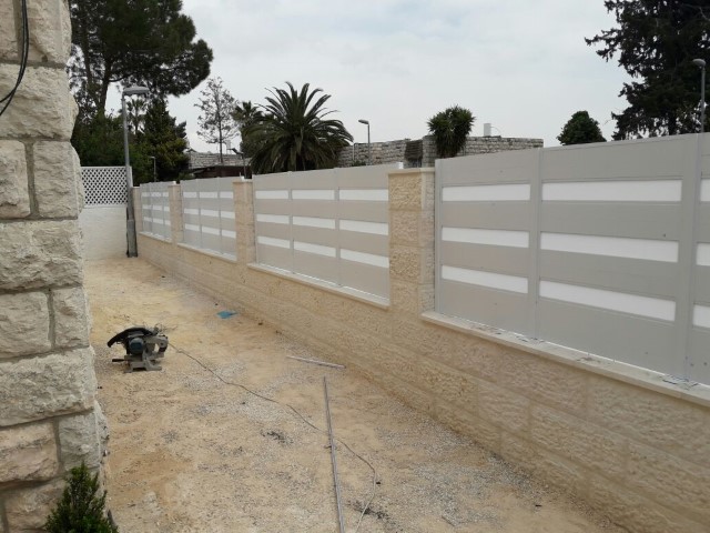גדר PVC דמוי עץ